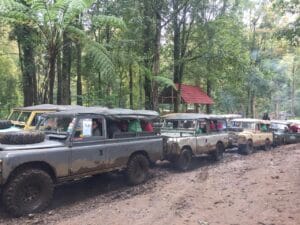 Land Rover offroad menjelajahi wisata offroad Cikole di hutan pinus Lembang.