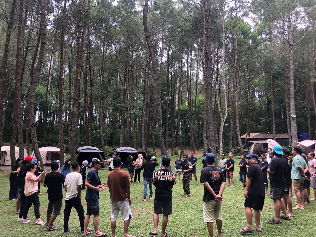 Peserta sedang bermain fun games di tengah hutan pinus Cikole Lembang