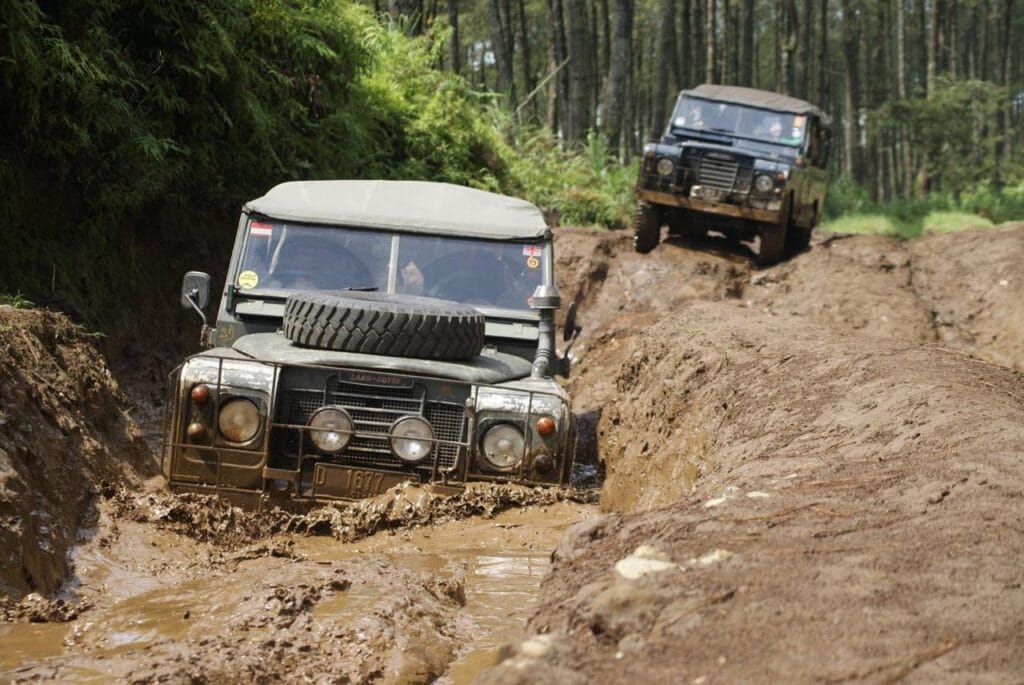 wisata offroad Lembang di jalur berlumpur