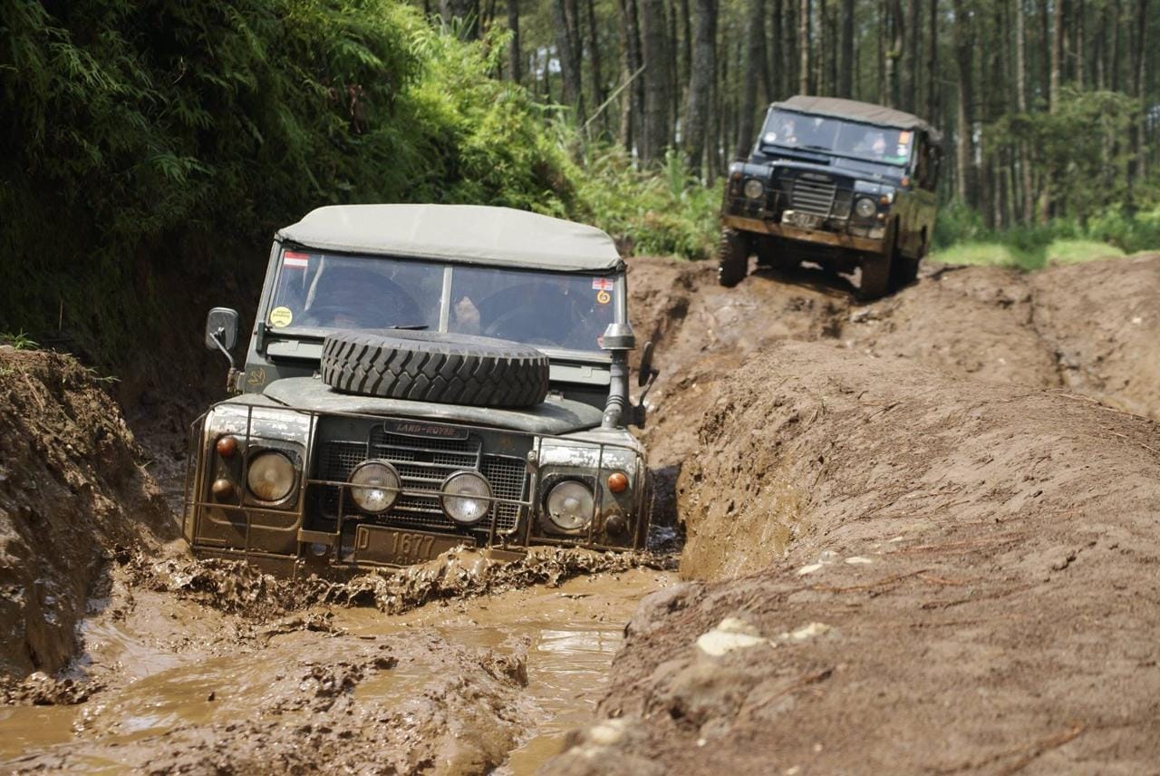 wisata offroad Lembang di jalur berlumpur