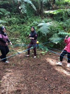Gambar Sedang Melakukan Aktivitas Fun Games
