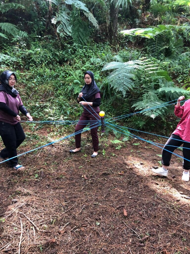 Gambar Sedang Melakukan Aktivitas Fun Games