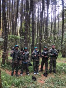 Tim bermain paintball seru di area hutan Cikole Lembang bersama Ratu Kreasi Indonesia