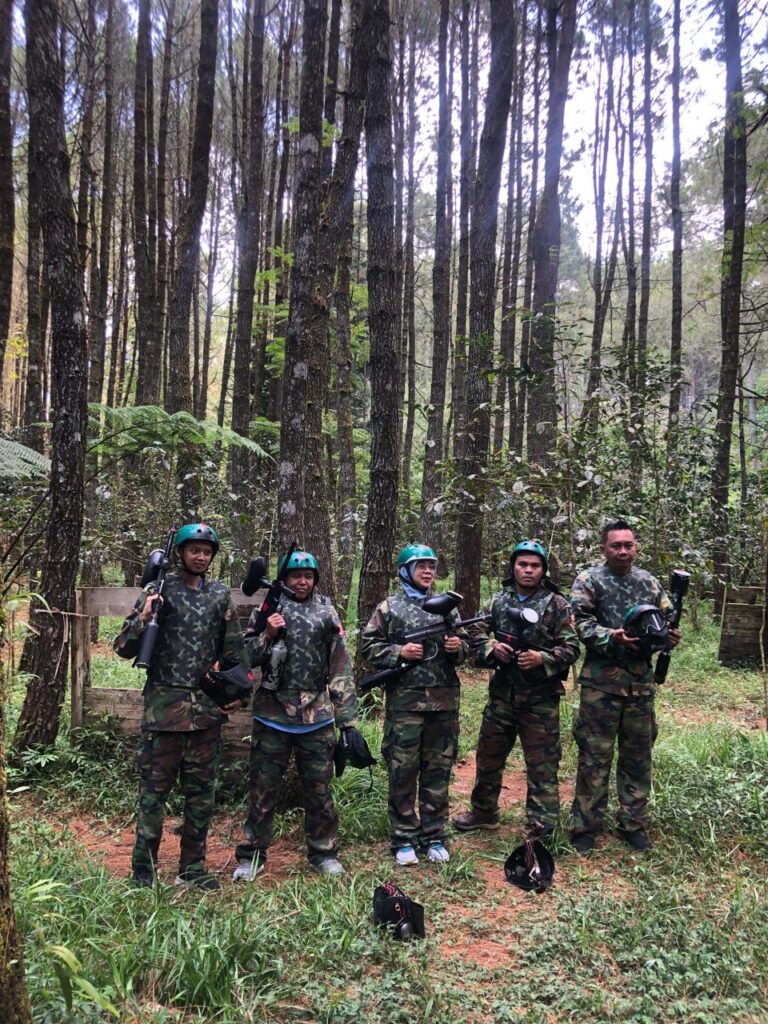 Tim bermain paintball seru di area hutan Cikole Lembang bersama Ratu Kreasi Indonesia