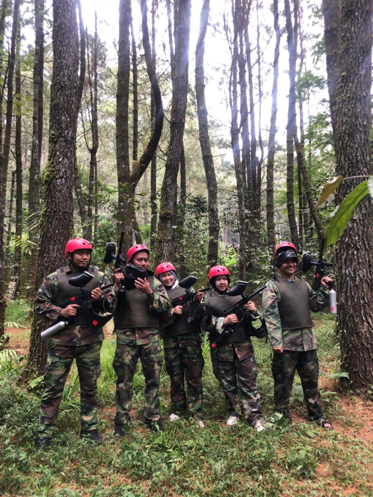 Tim bermain paintball seru di area hutan Cikole Lembang bersama Ratu Kreasi Indonesia 1