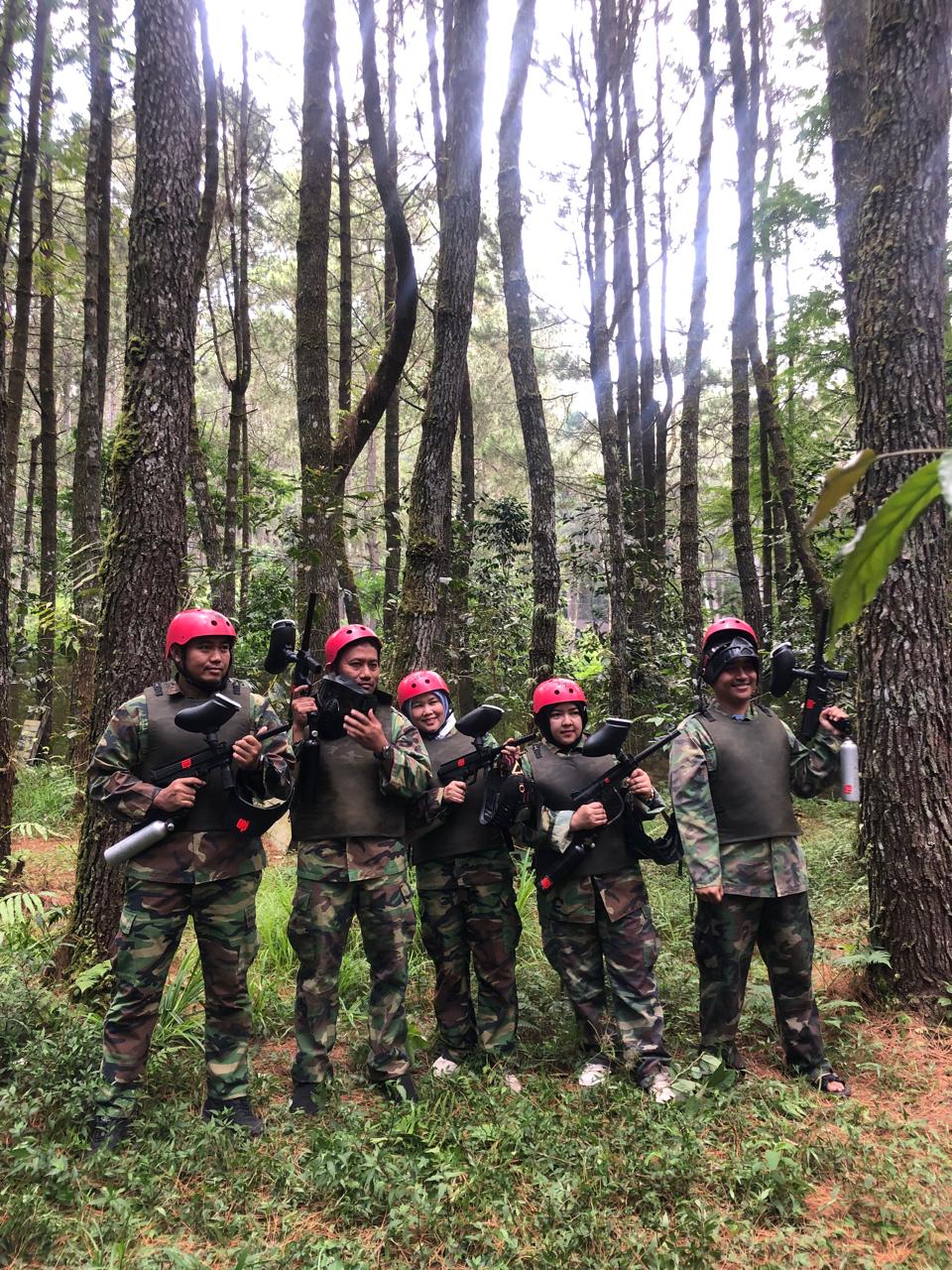 Tim bermain paintball seru di area hutan Cikole Lembang bersama Ratu Kreasi Indonesia 1